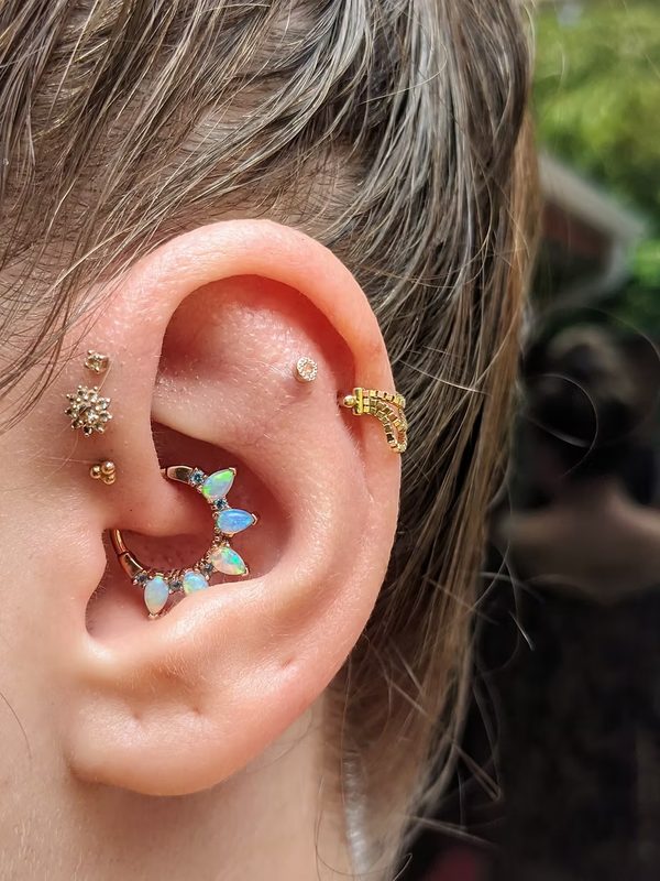 Découvrez le piercing daith en titane : confort et style